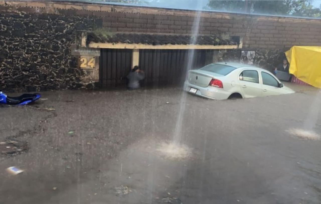 Morelos registró una fuerte lluvia anoche cuya corriente arrastró a un hombre sobre la calle Netzahualcóyotl del barrio de Santísima Trinidad y provocó su muerte, en el municipio de Tepoztlán. (ESPECIAL)
