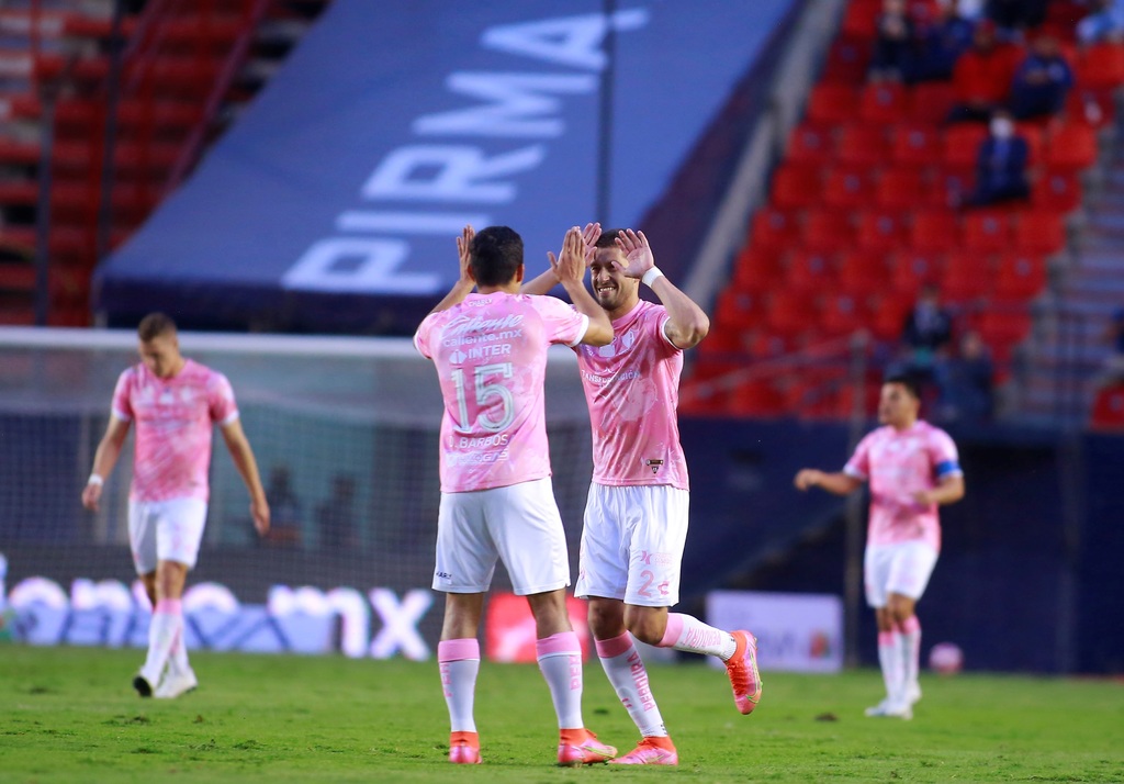 Hugo Nervo (d) marcó dos goles en la paliza 6-2 sobre San Luis. (ESPECIAL)
