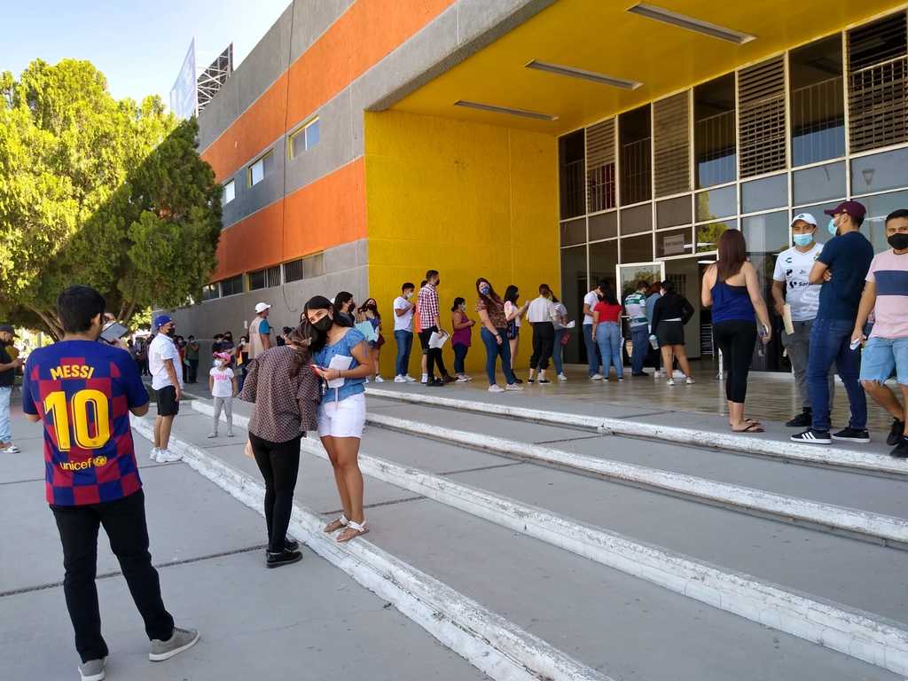 El Gimnasio de la Unidad Deportiva de Torreón es la nueva sede que habilitó el Gobierno de México para aplicar la segunda dosis de AstraZeneca a la población de 18 a 29 años de edad. Los módulos de vacunación estarán operando de las 8:00 hasta las 14:00 horas. (ANGÉLICA SANDOVAL)
