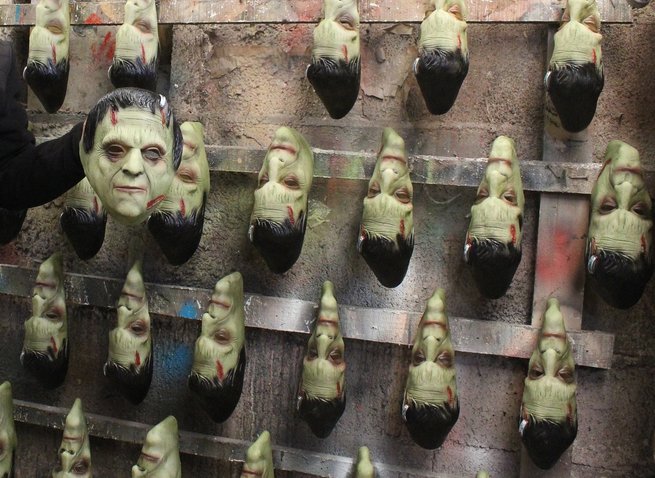 Fábrica mexicana crea miles de máscaras ante la noche de Halloween