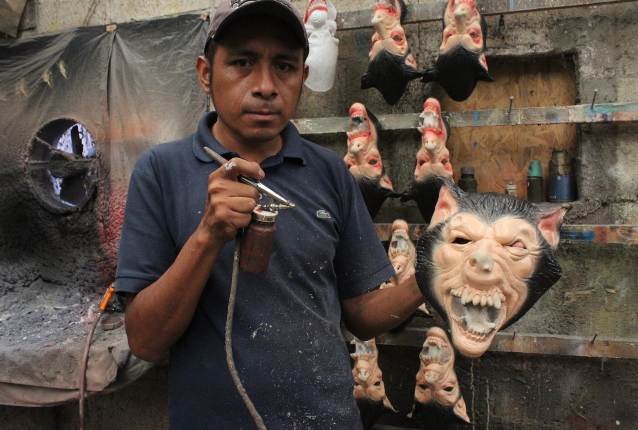 Fábrica mexicana crea miles de máscaras ante la noche de Halloween