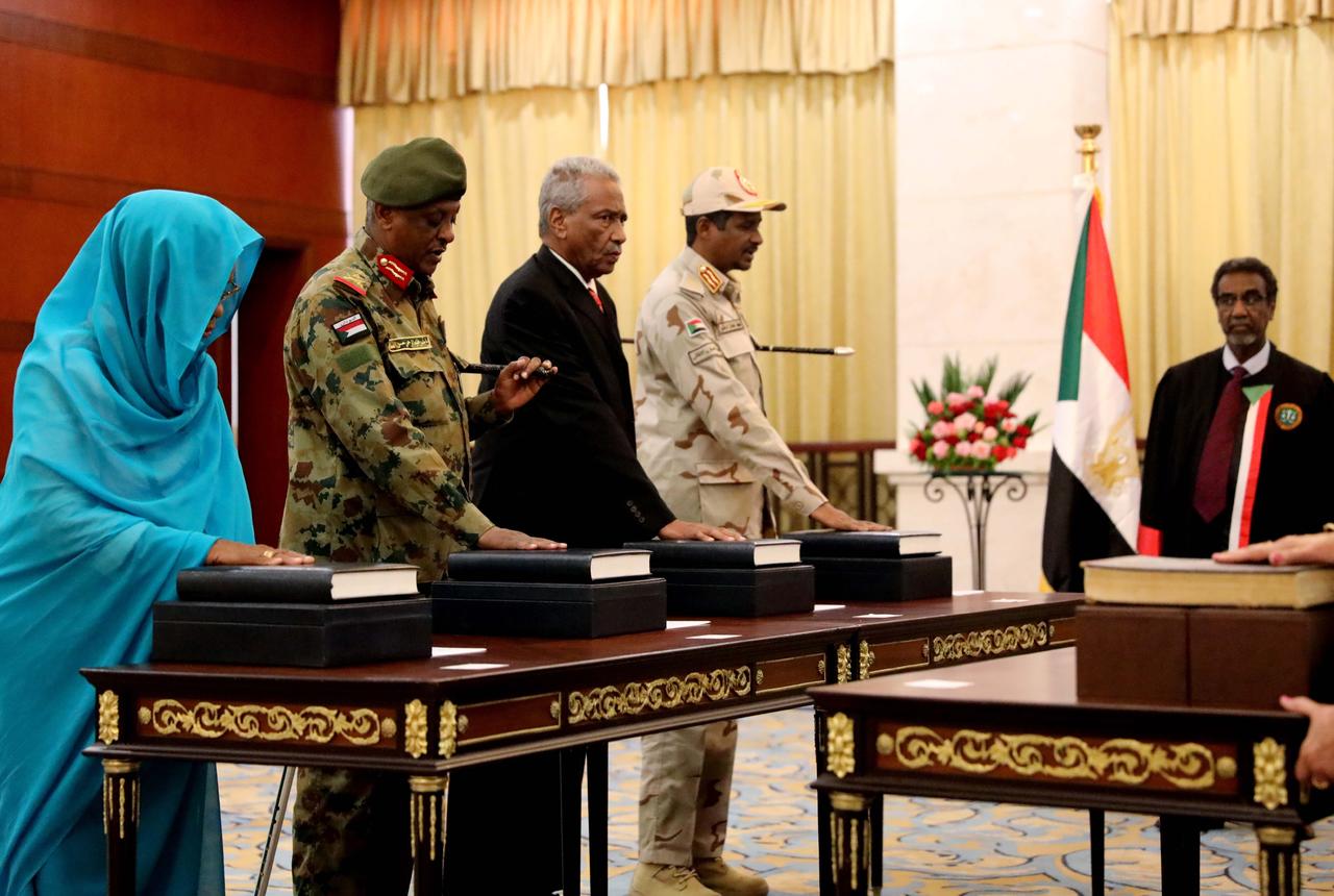 Después de un mes de tensiones entre los componentes civiles y castrenses del Gobierno de Sudán, a raíz de una supuesta intentona golpista, los militares pusieron fin este lunes, con un golpe de Estado, al proceso de transición democrática en el país, que se inició en 2019 tras la caída del dictador Omar al Bashir. (ARCHIVO)
