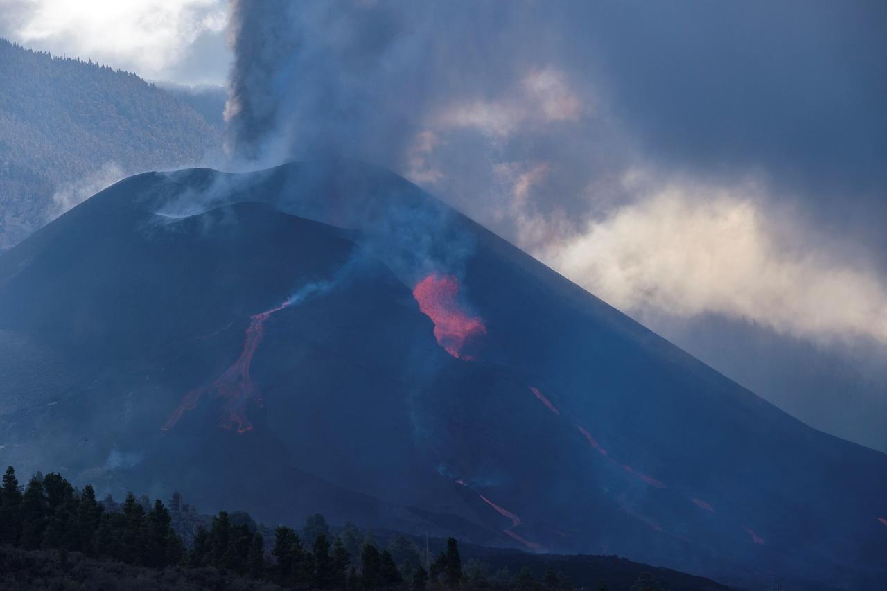 El volcán de La Palma (España) se encuentra en su máxima actividad desde que entró en erupción y se sigue superando día a día, con desbordamientos constantes de lava, nuevos puntos emisores, una sismicidad en aumento y las mayores amplitudes de la señal del tremor en un mes. (EFE) 
