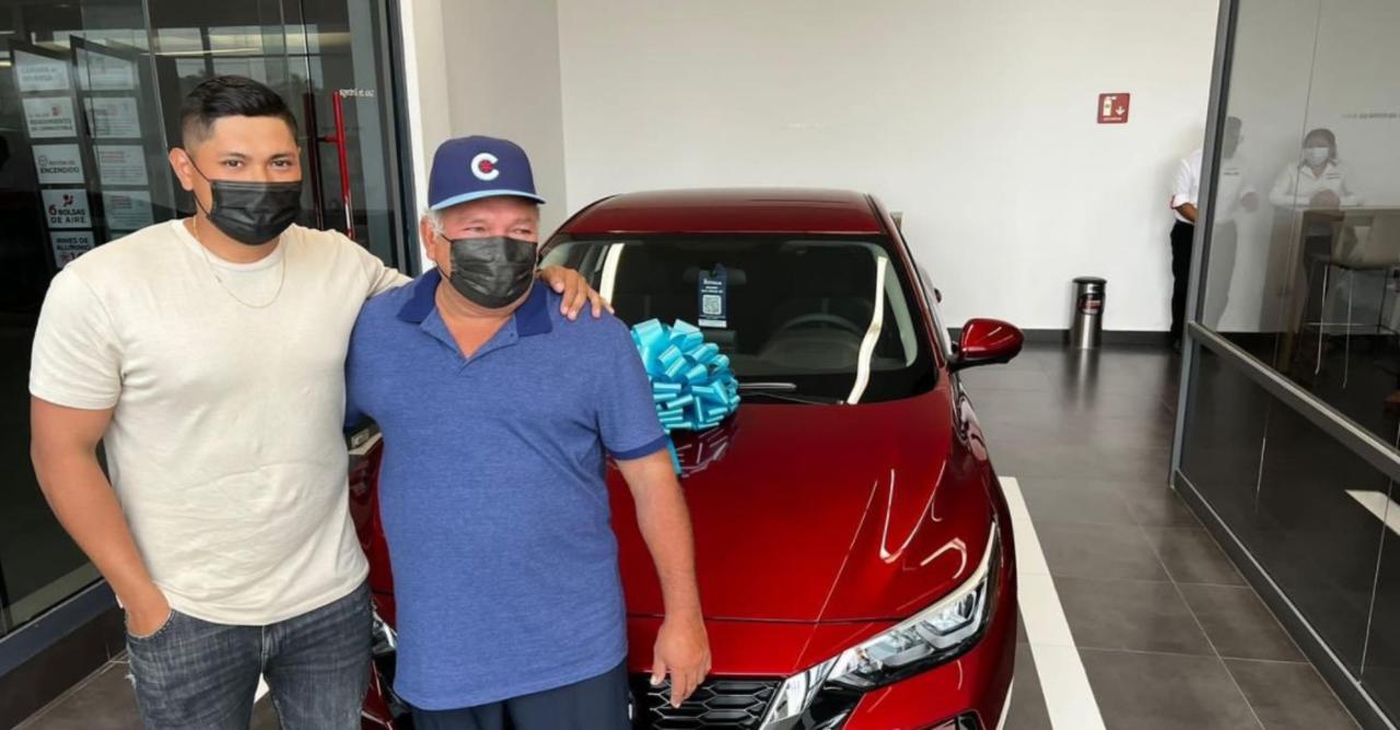 Manuel Rodríguez, pitcher mexicano de los Chicago Cubs de las Grandes Ligas, le regaló un carro a su padre como agradecimiento por ayudarlo a llegar a donde está ahorita.
