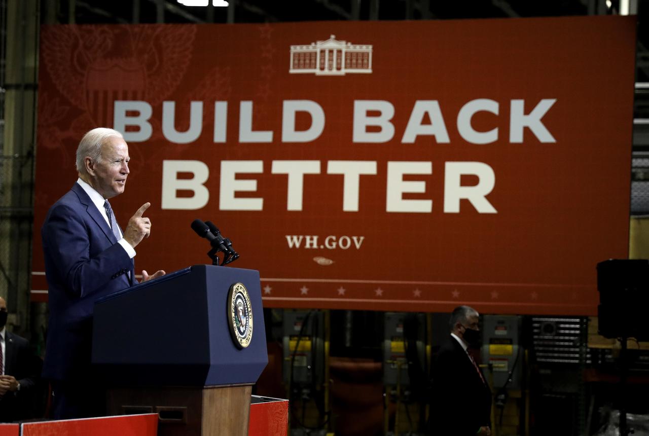 El presidente de Estados Unidos, Joe Biden, insistió hoy en Nueva Jersey en la importancia de sacar adelante sus planes de inversión social y de infraestructura, cuya aprobación se encuentra atascada por falta de unidad entre los miembros de su propio partido. (EFE) 
