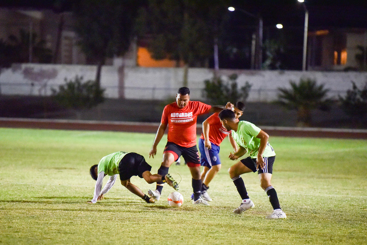 Los Abogados Internacionales derrotaron 2-1 al Deportivo Paloma Azul, para quedarse con el campeonato de la Liga Nocturna de Futbol. (Erick Sotomayor)