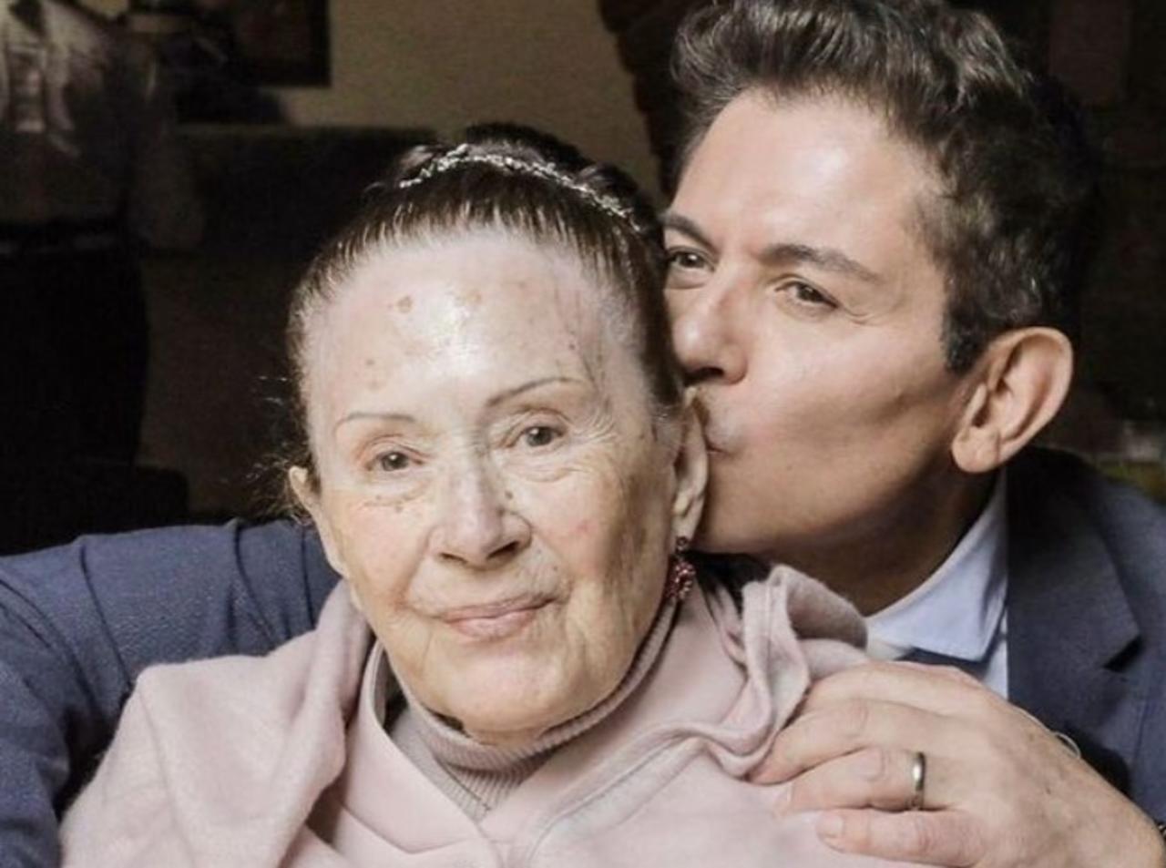 El actor Ernesto Laguardia compartió con sus seguidores en Instagram la pena por la pérdida de su madre, la señora Yolanda Longega Castellanos, quien falleció a los 97 años de edad, acompañada de sus cuatro hijos, entre ellos el conductor.