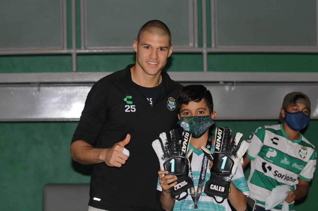 El pequeño Diego asistió ayer al entrenamiento de los Guerreros y recibió los guantes firmados por Gibrán Lajud; también varios jugadores le firmaron su playera.