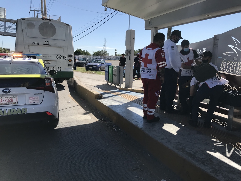 Paramédicos de la Cruz Roja arribaron al lugar a bordo de una ambulancia para atender al elemento lesionado. (EL SIGLO DE TORREÓN)