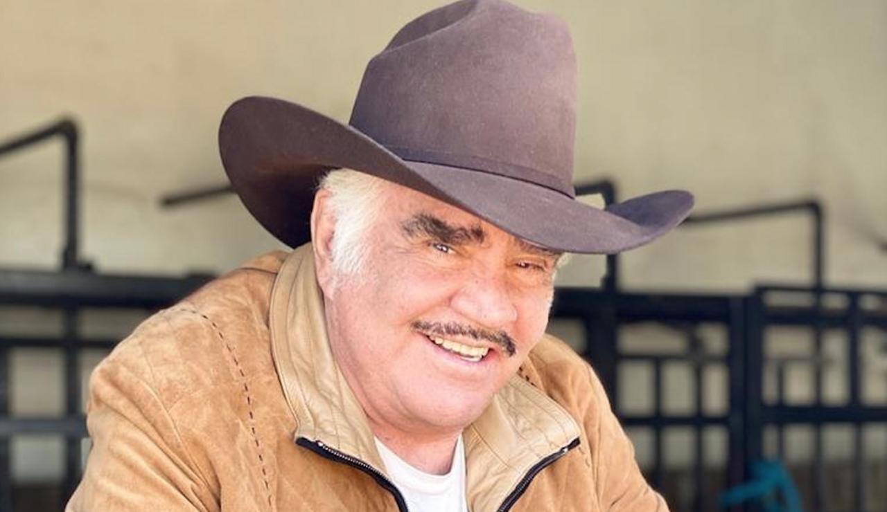 El cantante Vicente Fernández dejó el área de de terapia intensiva y ahora permanecerá en una habitación del hospital Country 2000, en Jalisco.  (ESPECIAL) 