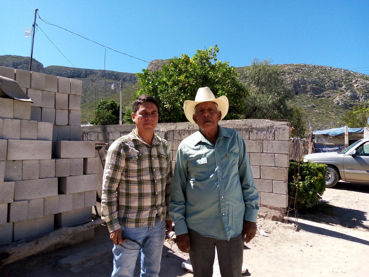 Los últimos extranjeros que visitaron el pueblo de Sapioriz fueron una ciudadana rusa y un italiano, así lo comenta el cardenchero Higinio Chavarría, quien asegura que el pueblo es frecuentado por visitantes nacionales y de otras partes del mundo para encontrarse y poder conversar con los cardencheros más viejos. (SAÚL RODRÍGUEZ / EL SIGLO DE TORREÓN) 
