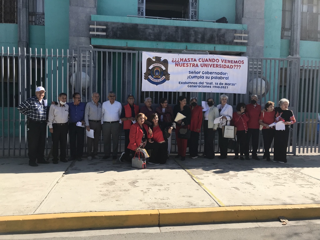 Los exalumnos inconformes se plantaron ayer las afueras del plantel Primaria del Instituto 18 de Marzo en Gómez Palacio. (GUADALUPE MIRANDA)