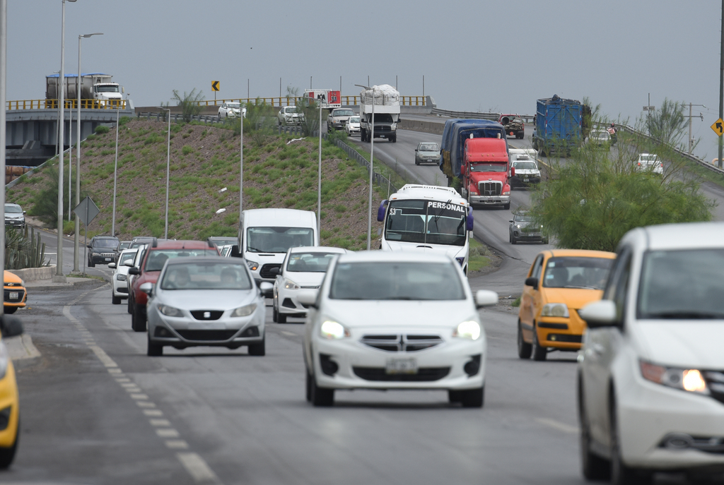 Piden a conductores extremar precauciones al circular por el periférico de Torreón, especialmente evitando excesos de velocidad. (ARCHIVO)
