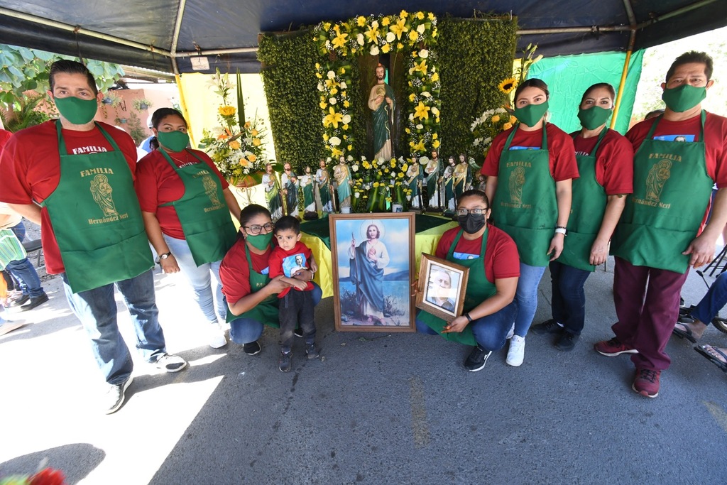 En casa de la familia Hernández Nery se celebra a San Judas Tadeo desde hace 32 años con reliquia, música y rezos. (FERNANDO COMPEÁN)