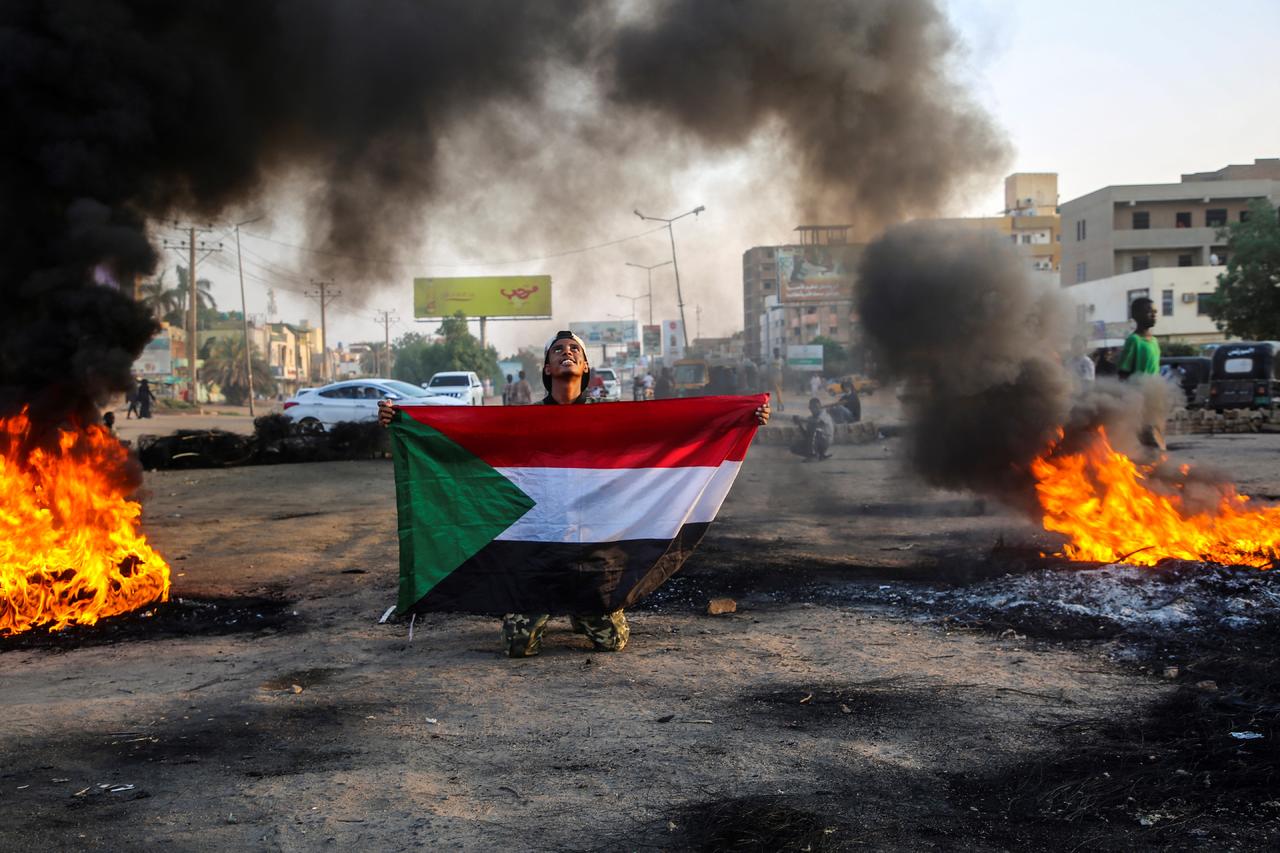 Sudán se prepara para una gran manifestación convocada para mañana, sábado, en las calles de la capital en protesta por el golpe de Estado militar perpetrado a principios de esta semana, mientras diferentes organizaciones piden a los uniformados evitar el uso excesivo de la fuerza contra los ciudadanos. (ARCHIVO)

 
