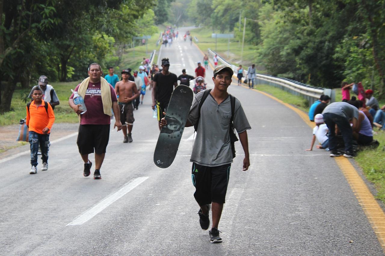 Las autoridades migratorias evalúan otorgar tarjetas de visitante por razones humanitarias a los miles de migrantes, en su mayoría centroamericanos y haitianos, que están viajando en caravana por el sur de México desde hace casi una semana. (ARCHIVO) 