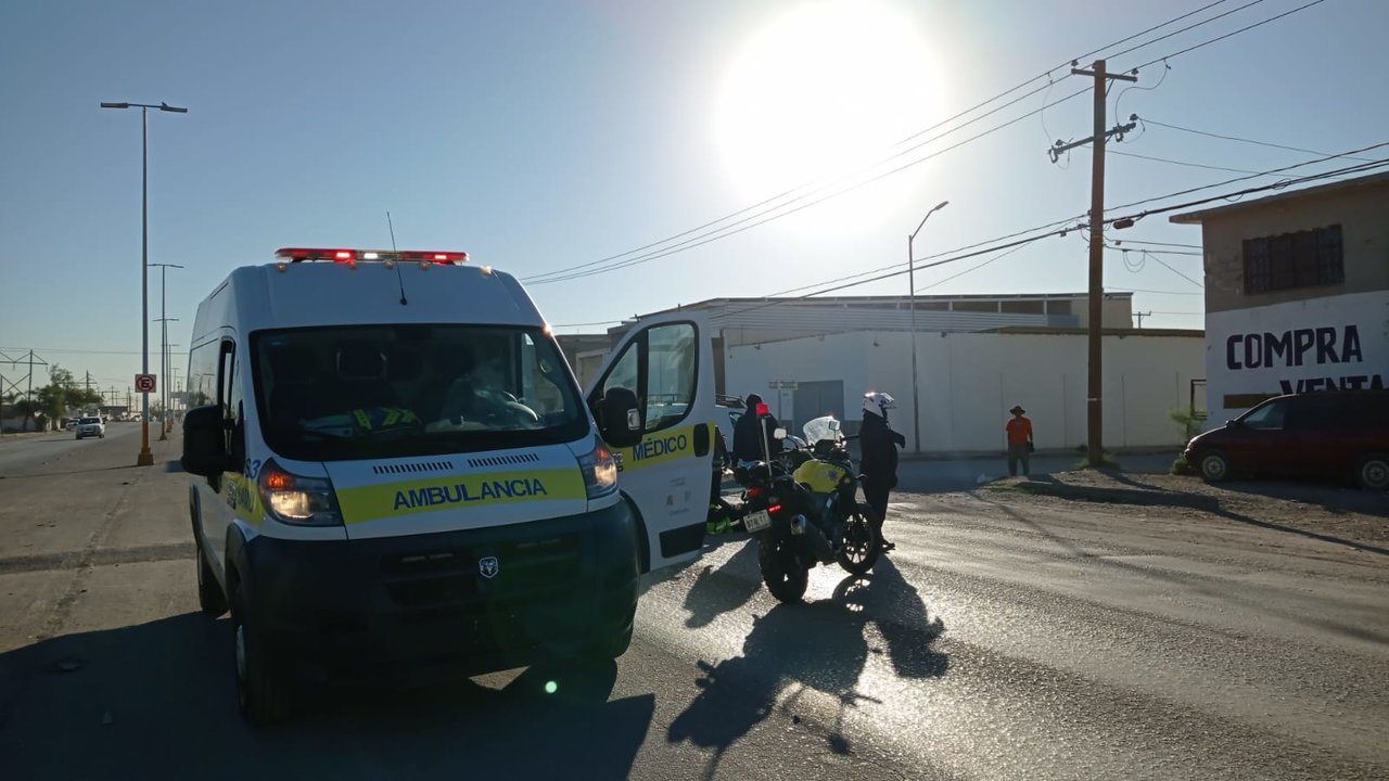Mujer cae de su motocicleta tras pasar un reductor de velocidad en Torreón