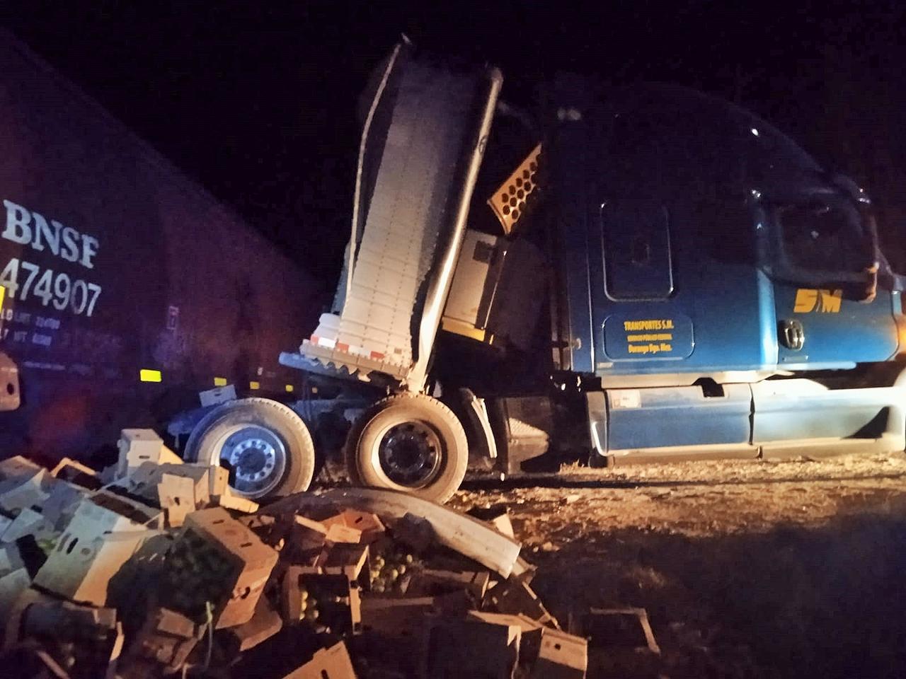 Al intentar cruzar las vías del tren, se le atoraron los patines de la caja en el riel de las vías y ya no lo pudo mover. (EL SIGLO DE TORREÓN)