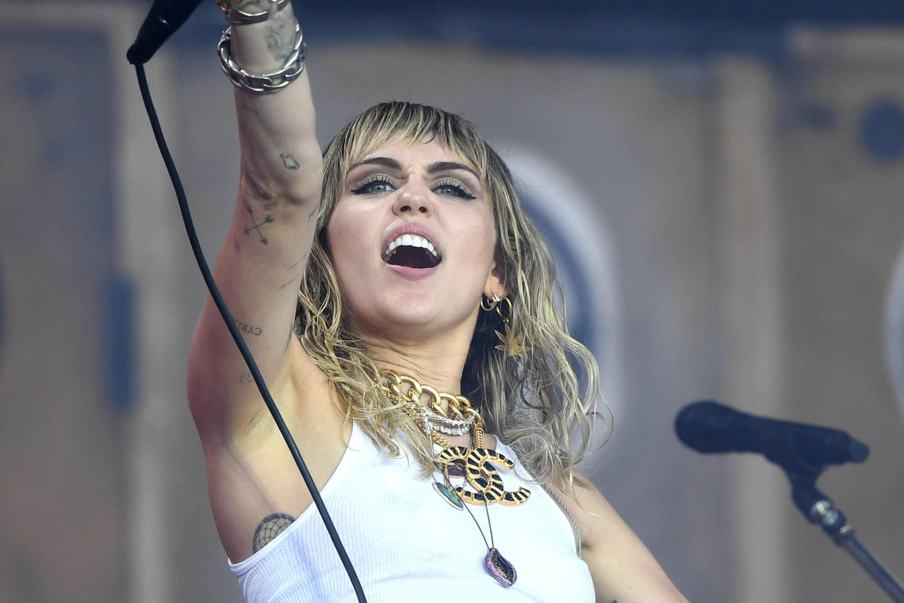 El festival de música Lollapalooza Argentina anunció a Miley Cyrus, The Strokes y Foo Fighters para su próxima edición de 2022, que se celebrará los días 18, 19 y 20 de marzo en provincia de Buenos Aires, tras una suspensión de dos años por la pandemia.
