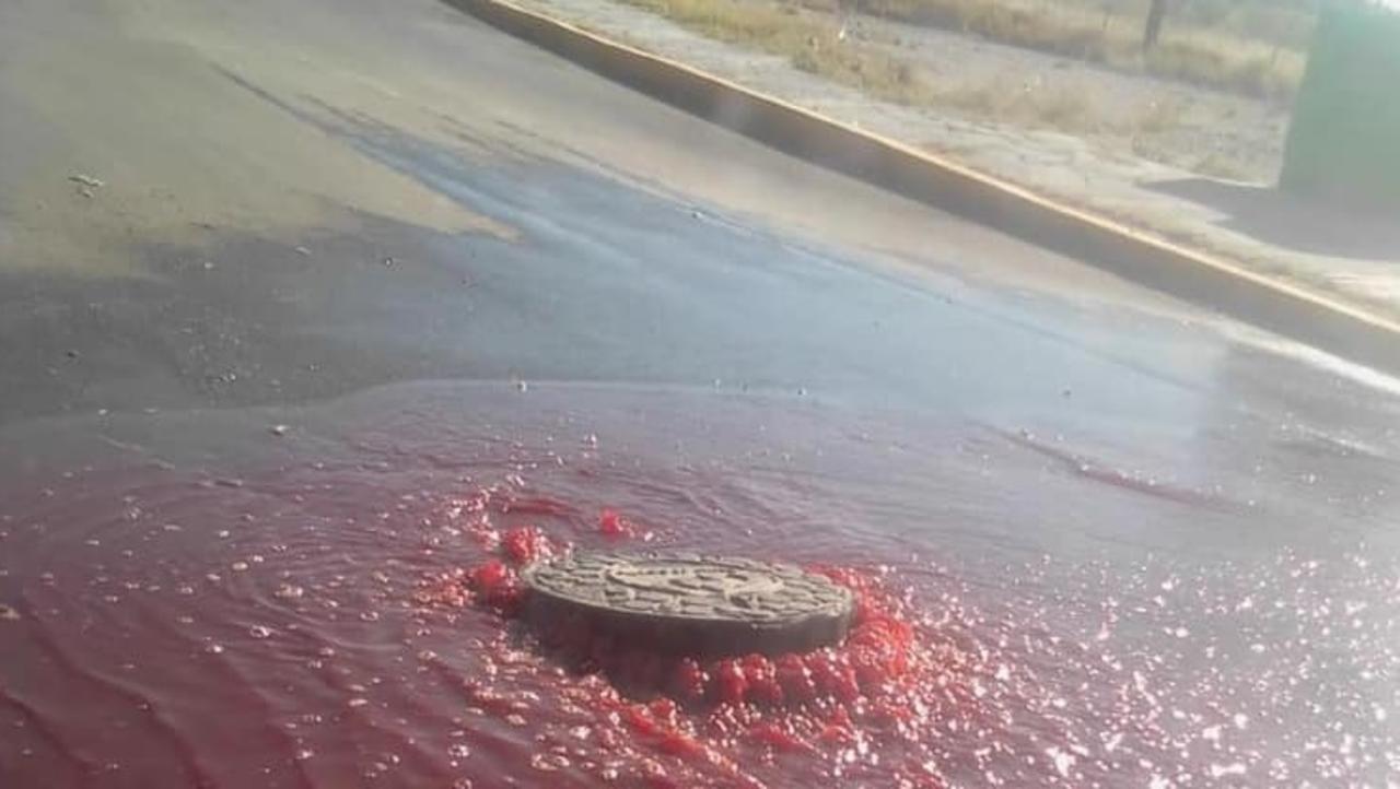 La imagen de la 'sangre' brotando de la alcantarilla se viralizó en redes sociales (CAPTURA) 