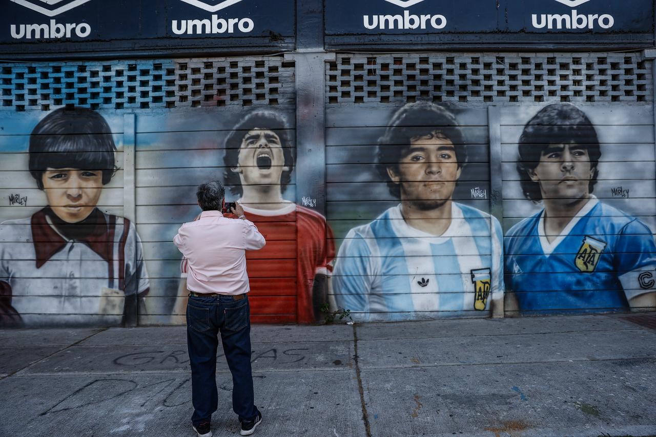 Este sábado 30 de octubre, a 61 años del nacimiento del astro del fútbol Diego Maradona, fallecido el pasado noviembre, los argentinos realizarán varios homenajes para conmemorar al ídolo deportivo.