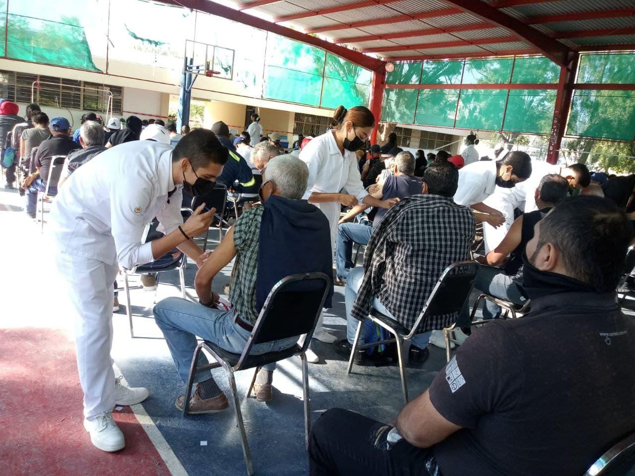 En el último día de vacuna contra el COVID-19 para rezagados, miles de personas acudieron a los distintos módulos de vacunación para recibir el biológico en Torreón. 