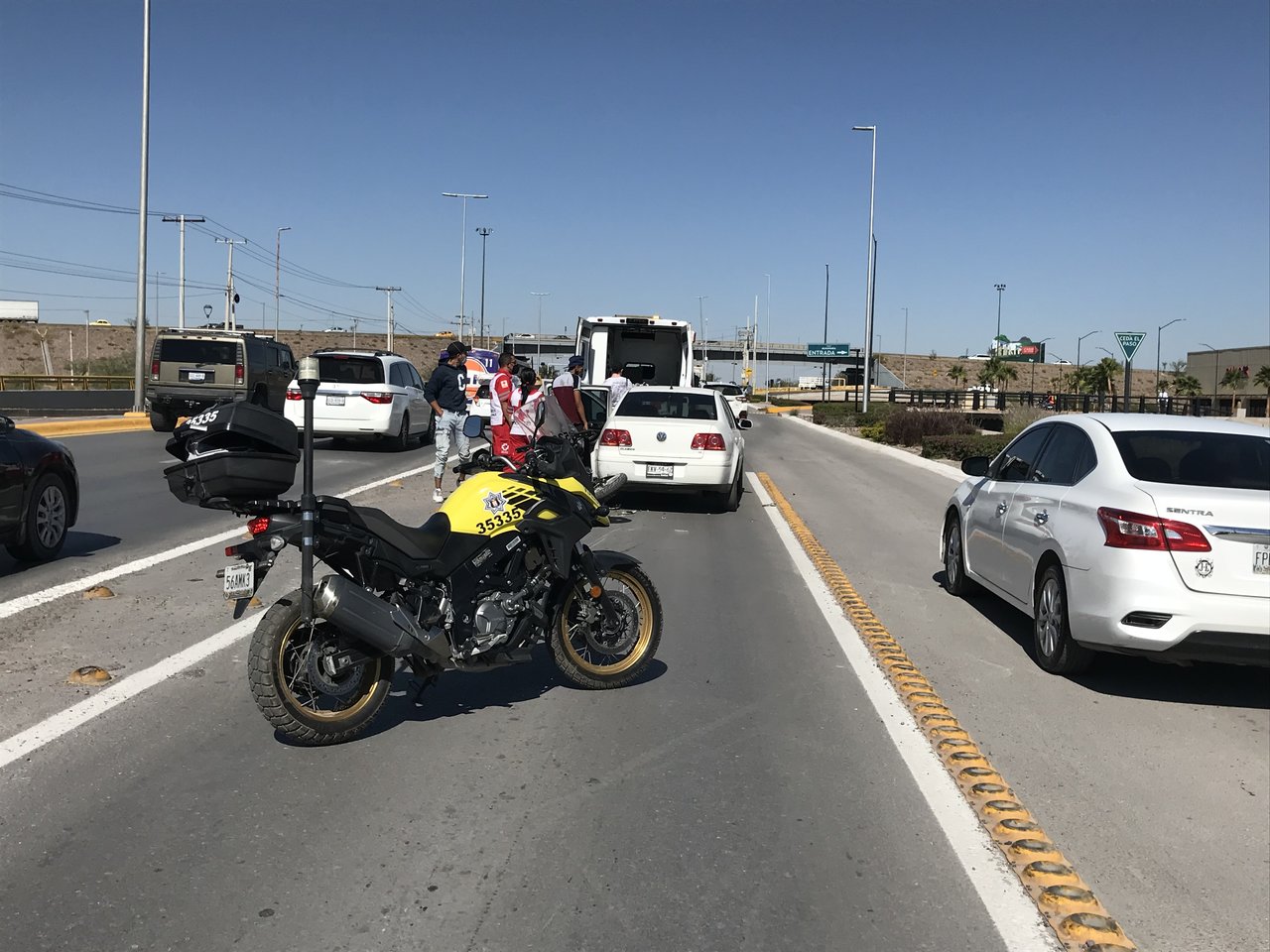 Pareja de jóvenes en motocicleta se impacta contra auto en Torreón