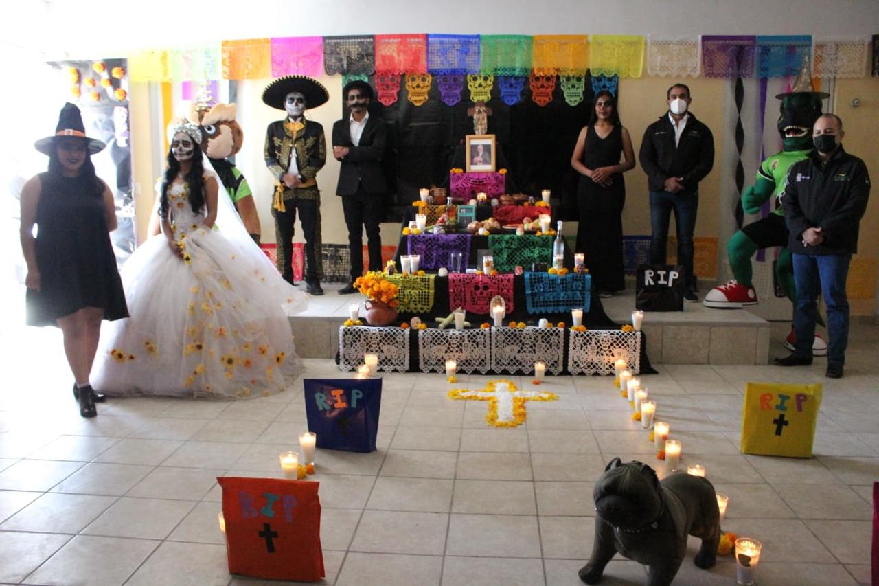 Los planteles del Colegio de Bachilleres de Coahuila (COBAC) realizaron el tradicional altar de muerto y un concurso de elaboración de alebrijes, catrinas y pasarela de disfraces.
