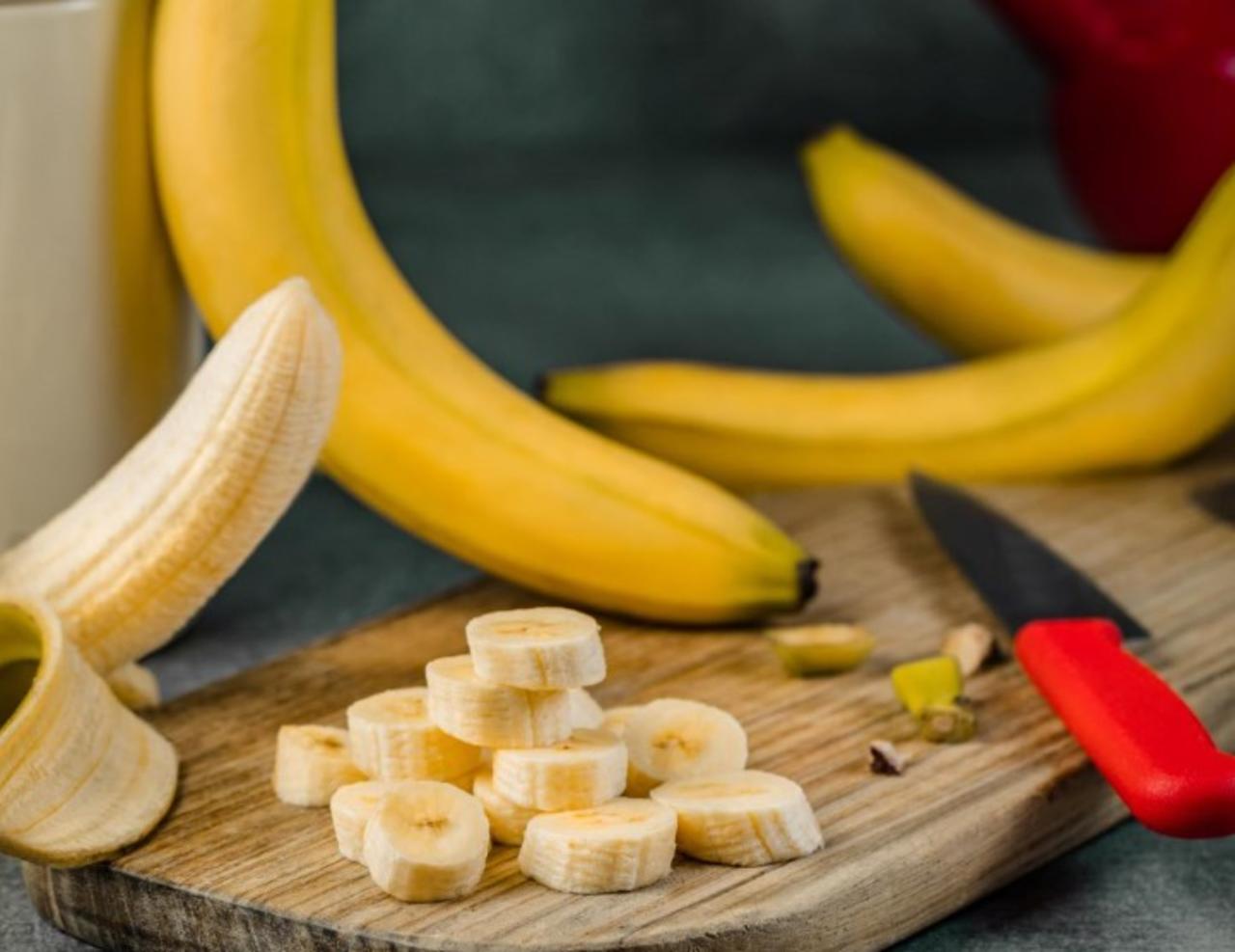 El plátano es una fruta que puede encontrarse durante todo el año, por lo que es consumida en cientos de lugares alrededor del mundo. Se estima que existen cerca de 100 variedades de plátano, de las cuales ocho se cultivan en México, de acuerdo con información recabada por el Servicio de Información Agroalimentaria y Pesquera.