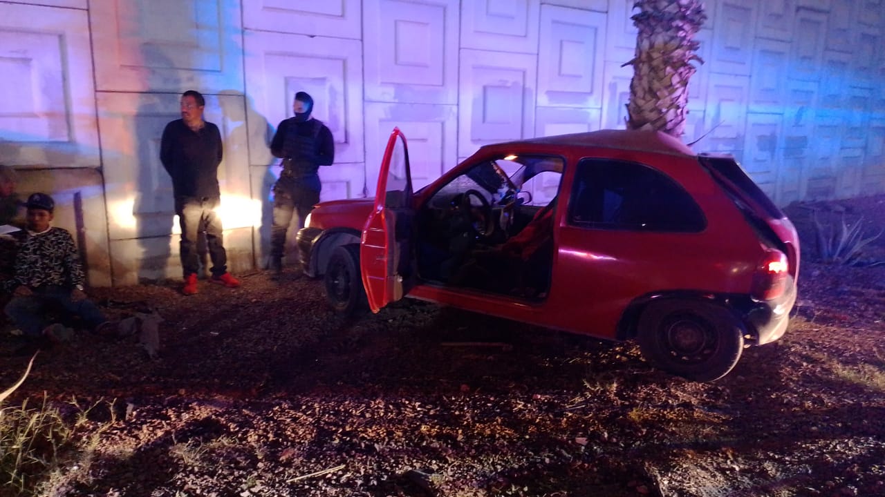 Joven conductor pierde el control de su auto y choca contra palma y muro de puente en Gómez Palacio