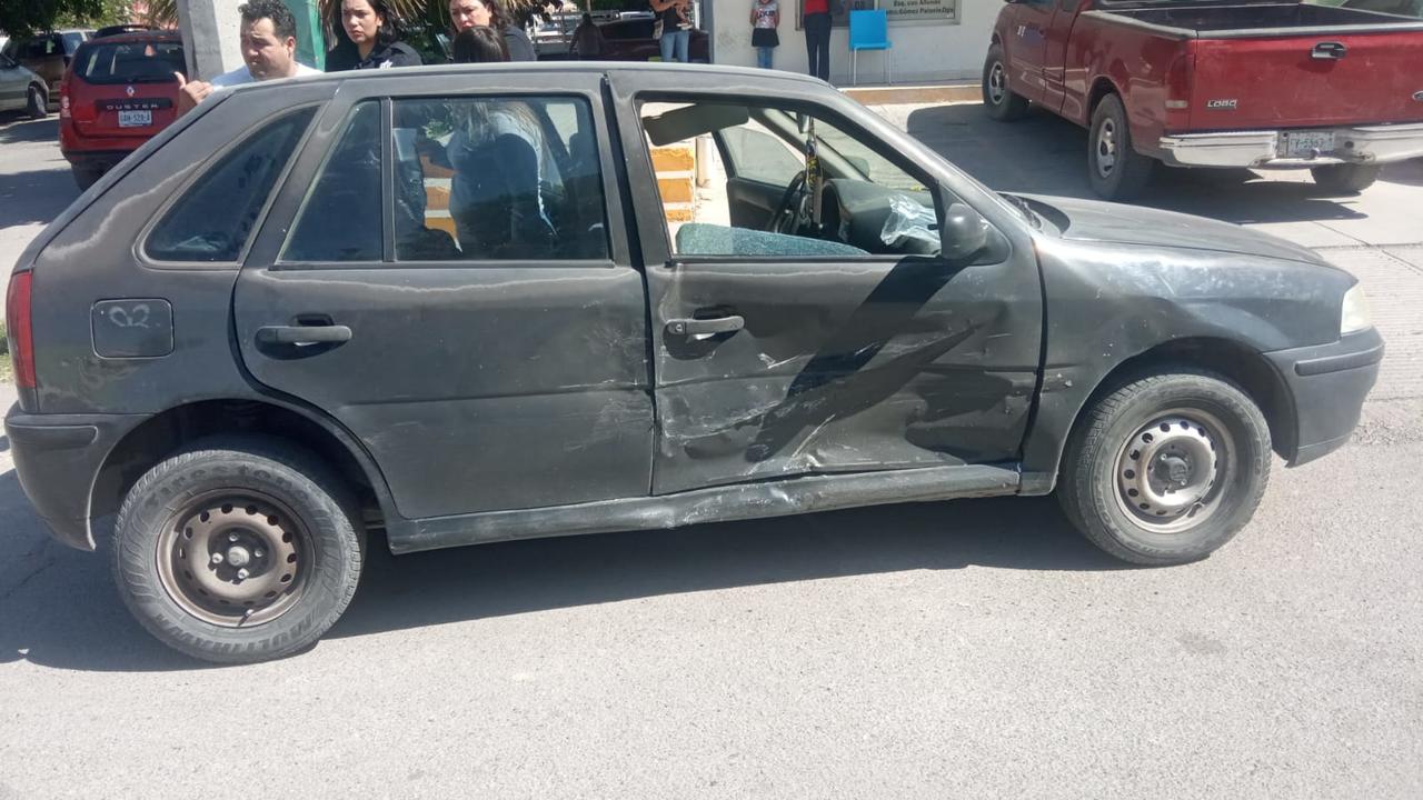 Conductores de vehículos protagonizan accidente en calles del sector Centro de Gómez Palacio, el percance vial las autoridades únicamente reportaron daños materiales.
