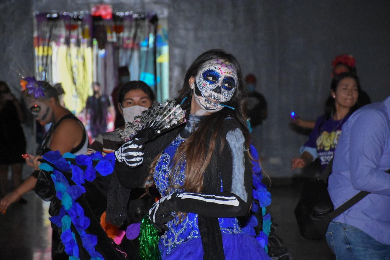 Con la participación de las y los gomezpalatinos se realizó exitosamente el Bailatón Catrinas, donde como parte de la tradición de Día de Muertos, los participantes lucieron impresionantes disfraces.
