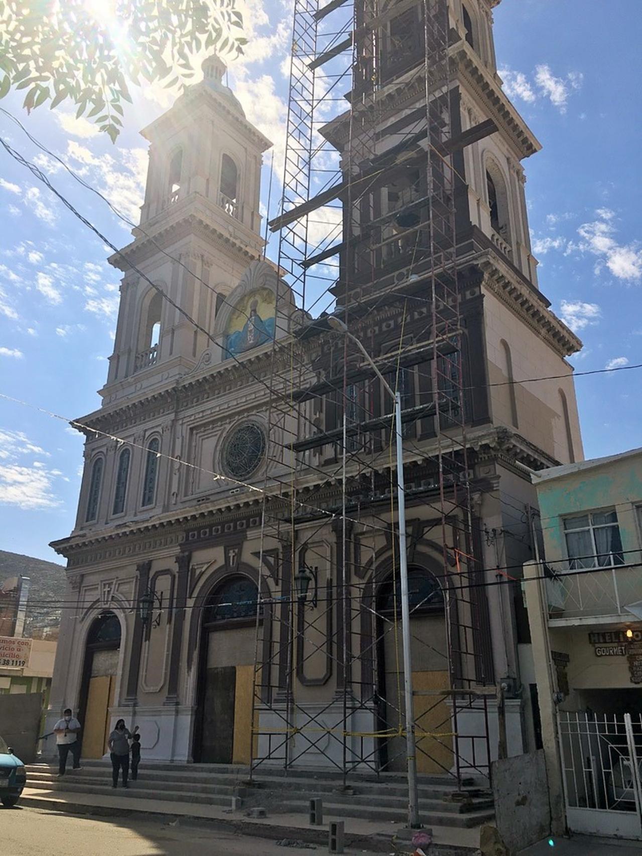 Pintan fachada de Iglesia de San Juanito en Torreón