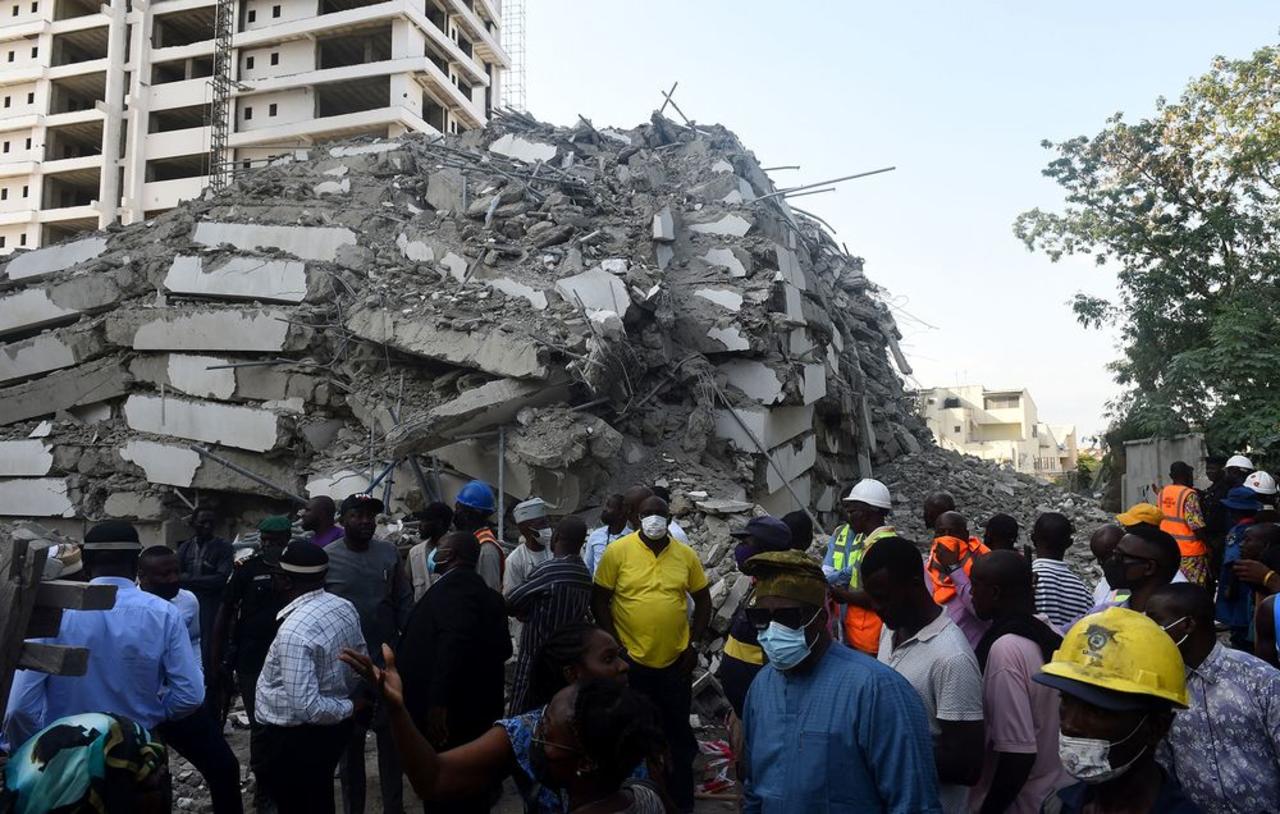 Un edificio de apartamentos de 21 pisos que se construía en una acaudalada zona de la ciudad más grande de Nigeria se derrumbó el lunes y se teme que decenas de trabajadores estén atrapados entre los escombros, según testigos. (ESPECIAL) 