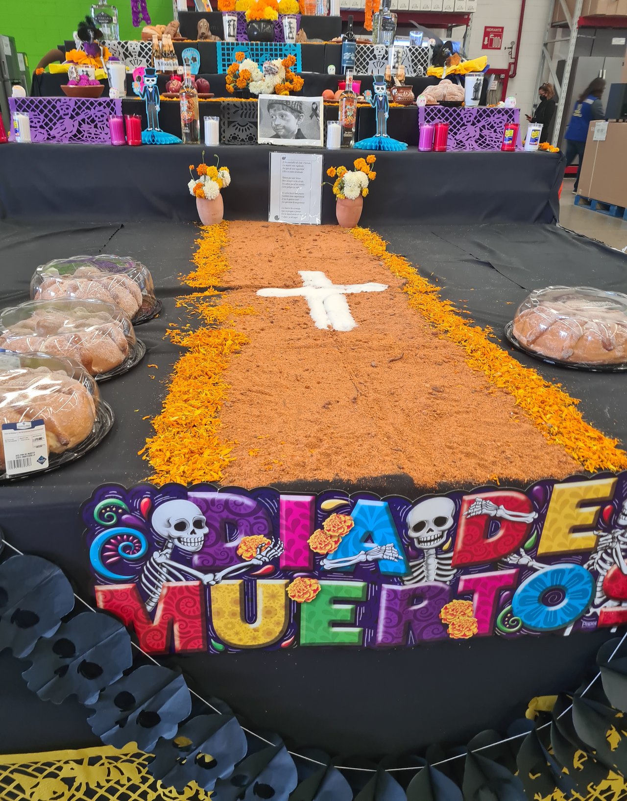 Tienda lagunera dedica altar de muertos a Octavio Ocaña