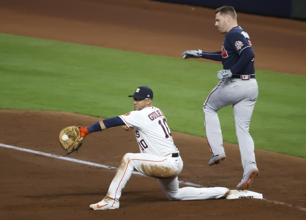 Los Bravos de Atlanta buscarán el título de la Serie Mundial cuando visiten hoy a los Astros de Houston en el juego 6 del Clásico de Otoño. (EFE)