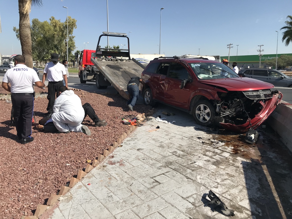 La camioneta Dodge Journey de color rojo se impactó contra el muro de contención. (EL SIGLO DE TORREÓN)