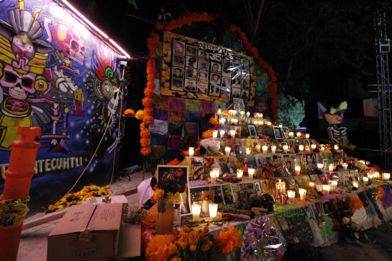 Las bardas donde está colocado el altar, muestran expresiones de arte urbano en referencia con el Día de Muertos. Allí resalta el nombre de los Buchys 35, así como referencias a las culturas mesoamericanas y la expresión del cholismo. (VERÓNICA RIVERA)