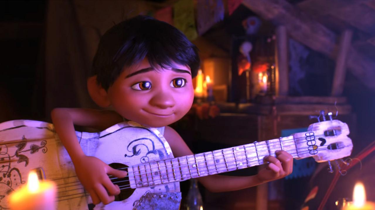 La película de Coco (2017) de Disney Pixar es un largometraje de fantasía que estadounidense que refleja la tradición mexicana del Día de Muertos, la cinta dirigida codirigida por Adrián Molina y Lee Unkrich ya se ha convertido en un clásico imperdible en este día, en especial sus canciones. 
