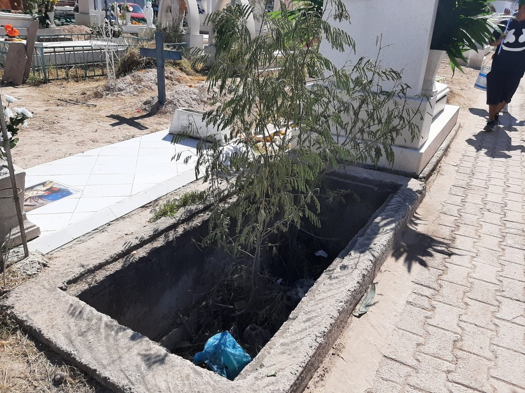 En un recorrido se detectó que había tumbas en el Panteón Municipal sin acordonar. (DIANA GONZÁLEZ)