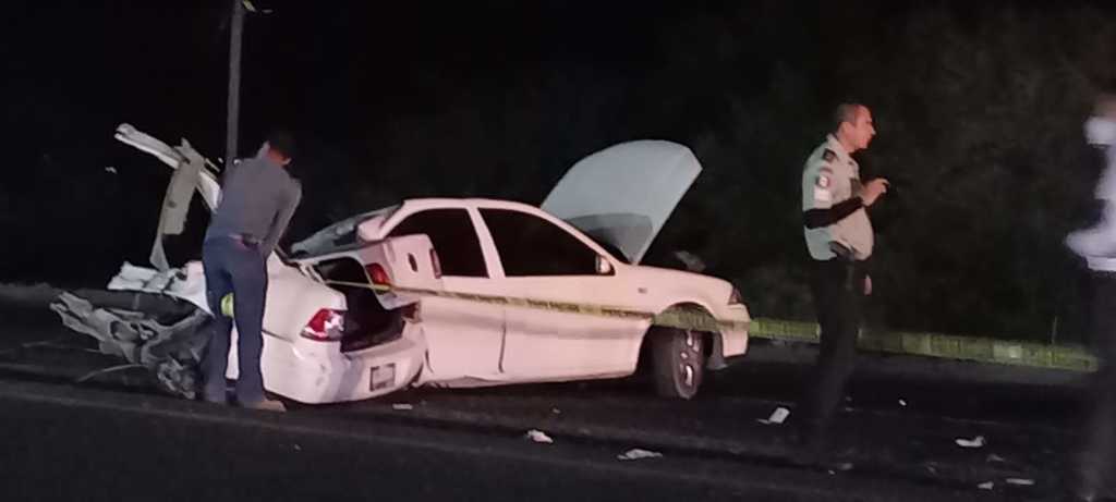 El vehículo Volkswagen Jetta terminó partido a la mitad tras ser impactado por un camión de valores. (EL SIGLO DE TORREÓN)