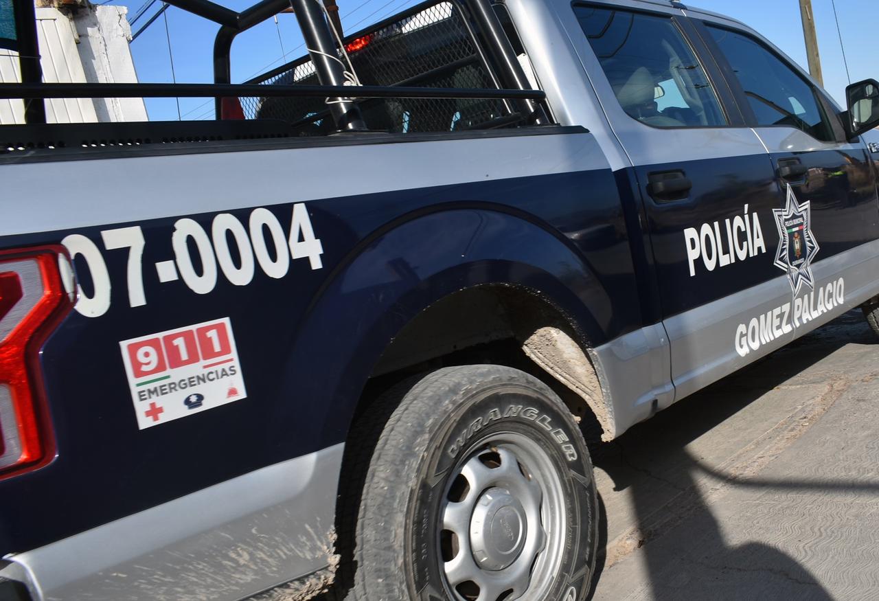 Agentes de la Dirección de Seguridad y Protección Ciudadana de Gómez Palacio realizaron una inspección por los alrededores a fin de localizar a los tres asaltantes, sin embargo no lograron dar con su paradero. (ARCHIVO)