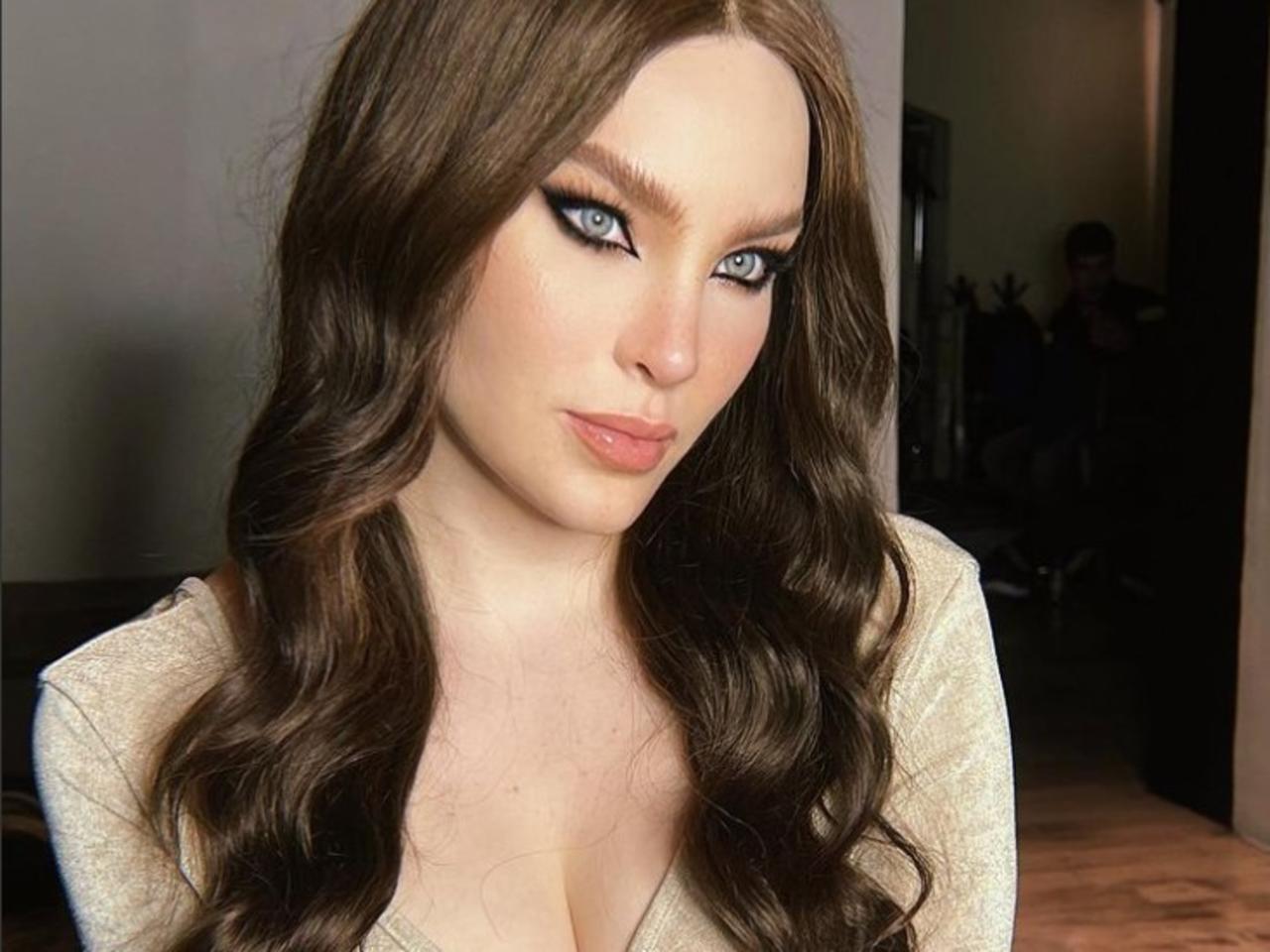 Este martes por la noche se difundió en redes sociales el 'nuevo look' de Belinda, donde luce una peluca castaña y un maquillaje diferente al que normalmente aparece en sus redes.