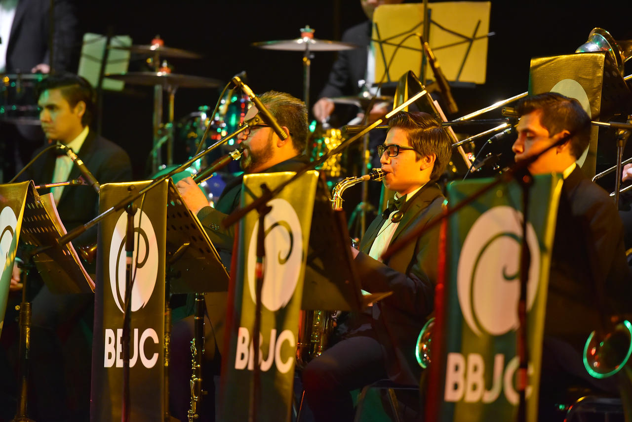 Cinco saxofones, tres trombones, tres trompetas, una batería, un piano, un contrabajo, una guitarra y la voz de Alex Serhan unirán sus sonoridades en el retorno a escenarios de la Big Band Jazz Coahuila (BBJC) la noche de este jueves 4 de noviembre en el Teatro Isauro Martínez (TIM).
