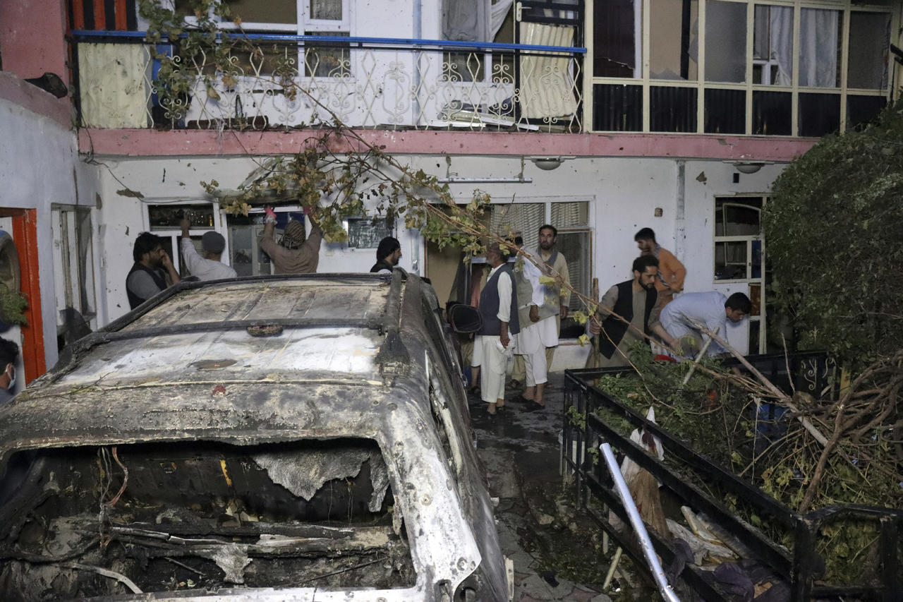 Ataque aéreo se produjo tres días después de un atentado contra aeropuerto de la capital. (AP)