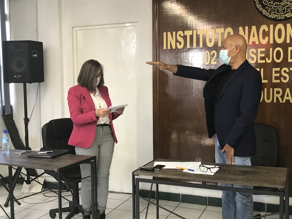 La delegada del INE en Durango tomó protesta a Ramón Vargas como nuevo vocal ejecutivo. (CORTESÍA)