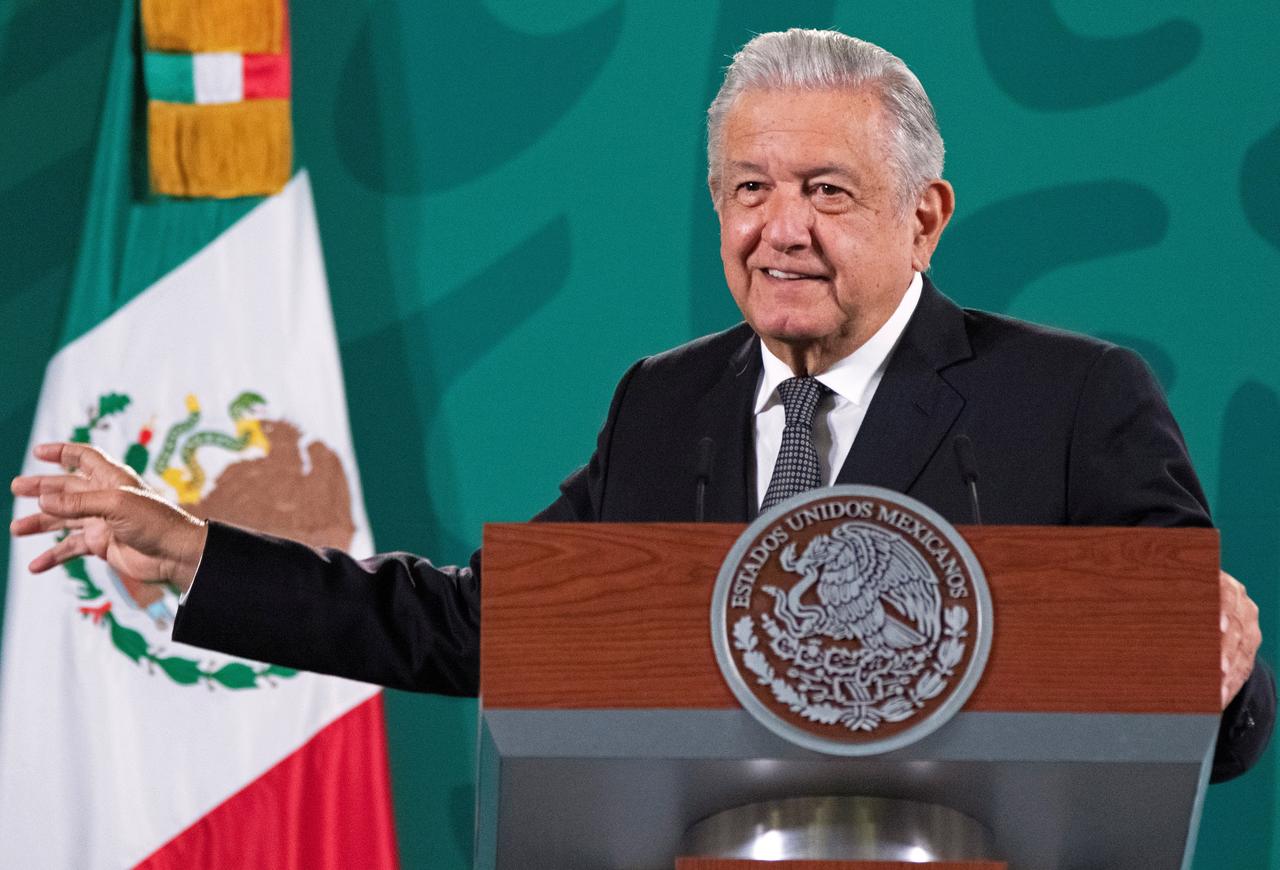 López Obrador detalló que en el Presupuesto 2022 se entregarán más de dos billones de pesos a estados y municipios, por lo que les recomendó mejorar la recaudación propia para no depender de las participaciones federales que les entrega Hacienda. (ARCHIVO)