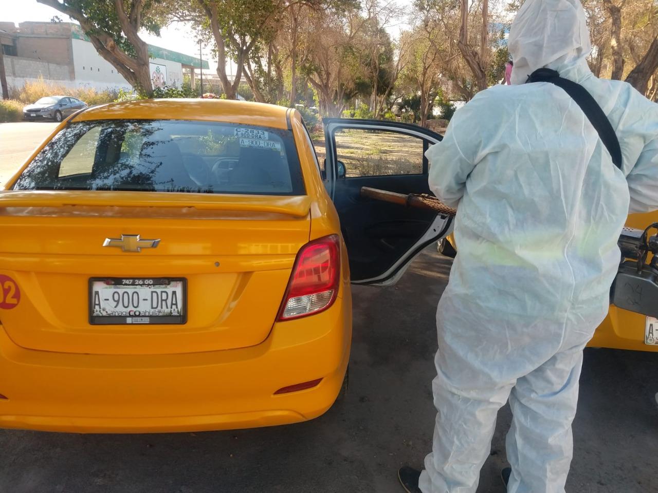 Sanitización de taxis en Torreón. (ESPECIAL)