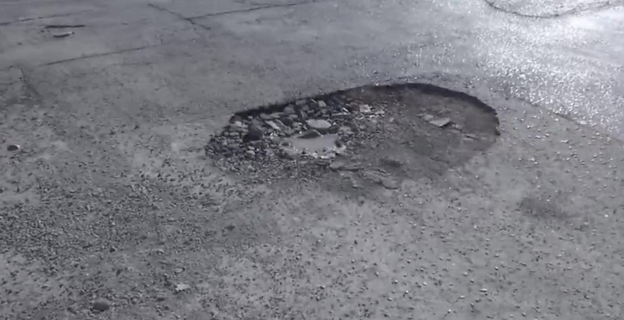 De acuerdo a lo que informó, el bache se encuentra en la calle 30 cruce con calle 14 de febrero colonia Amistad, el cual daña los vehículos y podría provocar accidentes.

