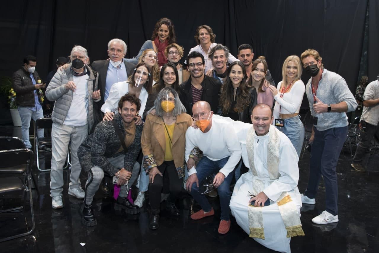 Esta mañana, elenco y equipo de la nueva producción de Angelli Nesma, que lleva como título provisional Allá te espero, se reunió en el foro 11 de Televisa San Ángel, para celebrar una misa por inicio de grabaciones. (ARCHIVO) 